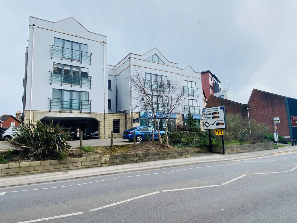 2 bed flat to rent in Denmark Road, Poole BH15, £1,100 pcm