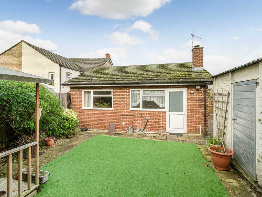 2 bed bungalow for sale in Hardwick Road, Woburn Sands MK17, £500,000