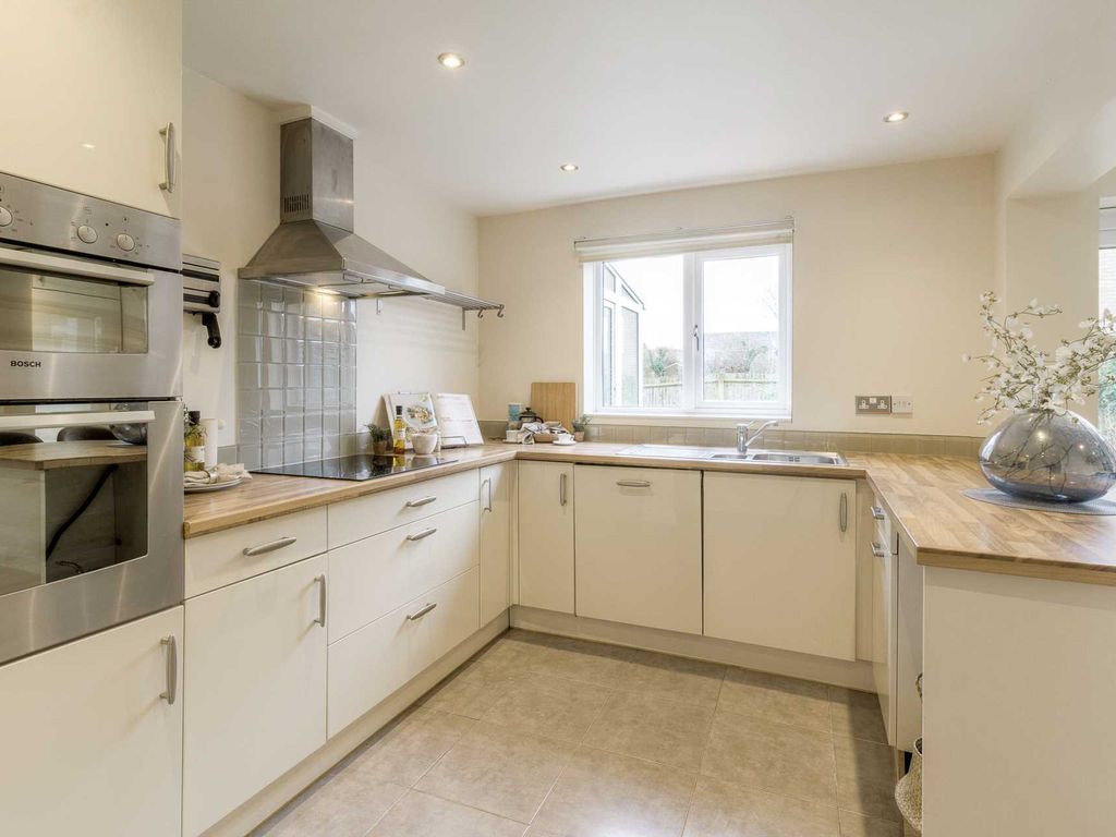 4 bed detached house for sale in Foxhill, Olney MK46, £490,000