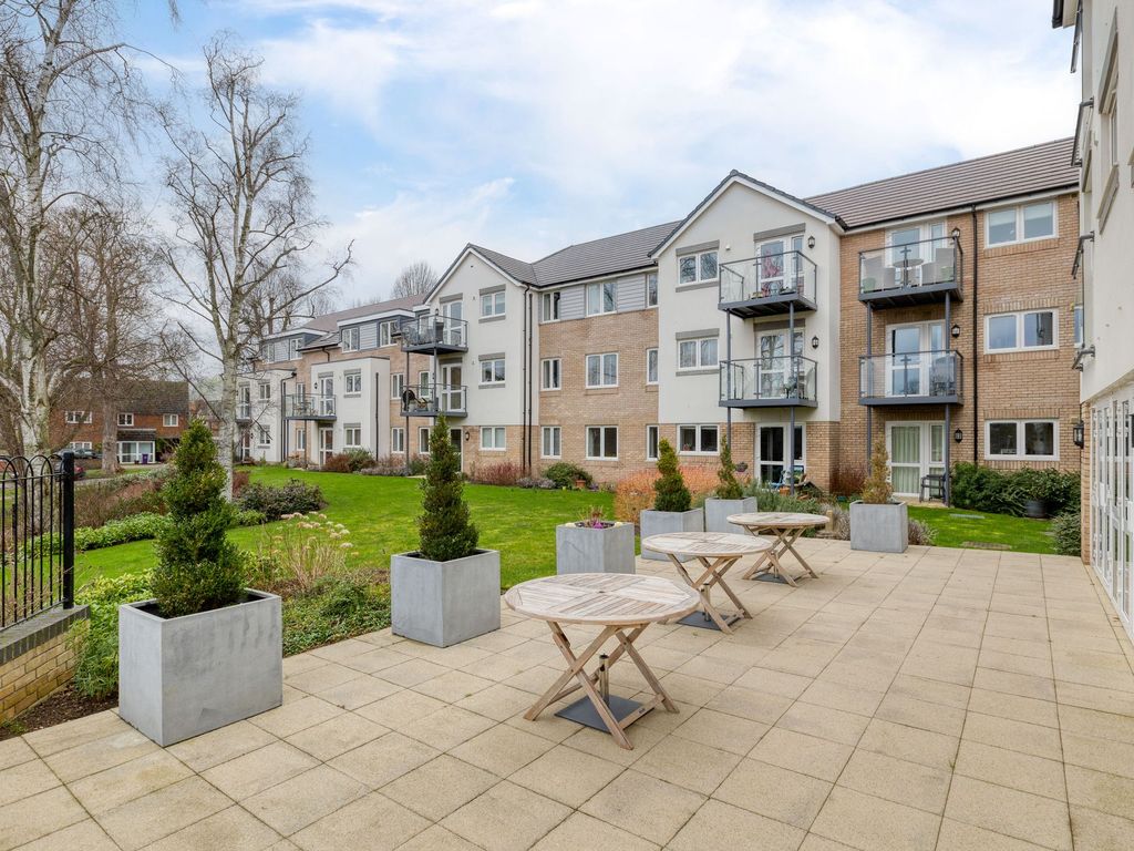 2 bed flat for sale in Wratten Road West, Hitchin SG5, £600,000