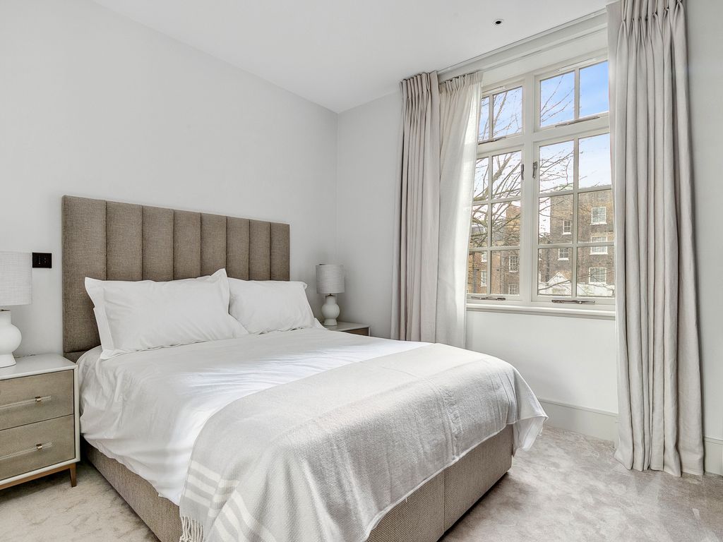 2 bed flat for sale in Rutland Gate, London SW7, £3,150,000