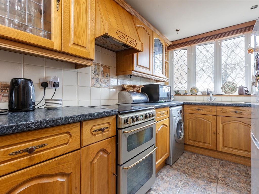 2 bed terraced house for sale in Harrow Road, London E11, £500,000