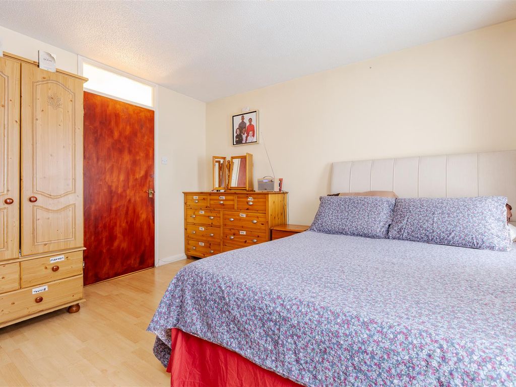 2 bed terraced house for sale in Harrow Road, London E11, £500,000
