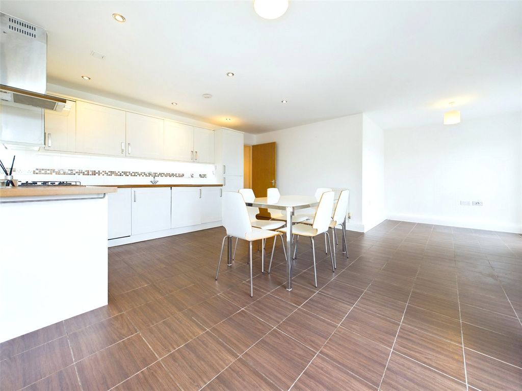 2 bed flat for sale in Romford Road, London E12, £325,000