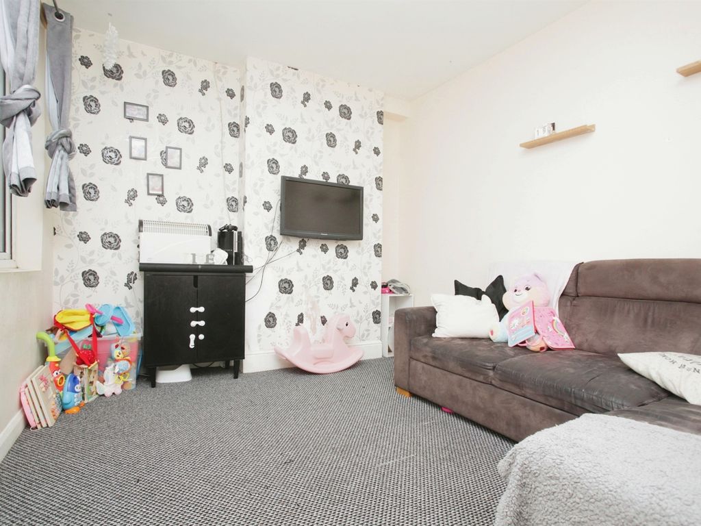 2 bed flat for sale in Princes Street, Nuneaton CV11, £75,000