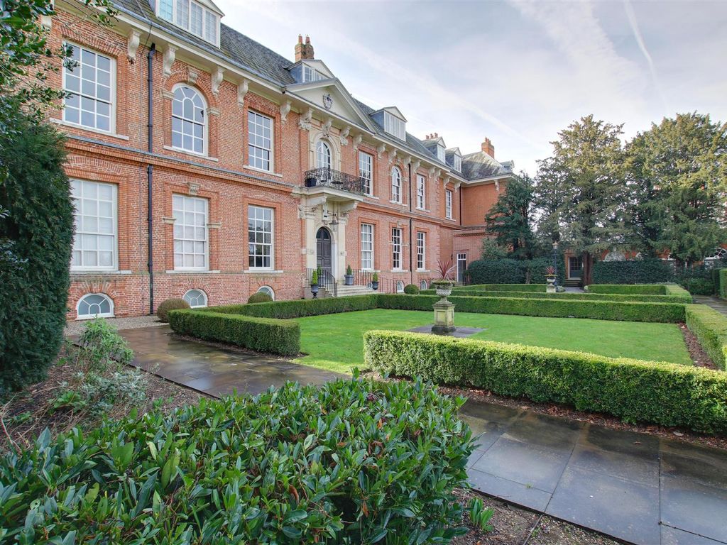 2 bed flat for sale in The Mansion, Balls Park, Hertford SG13, £350,000
