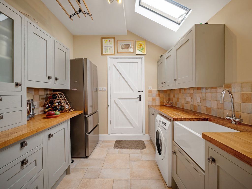 4 bed cottage for sale in Roundtown Banbury Aynho, Oxfordshire OX17, £650,000