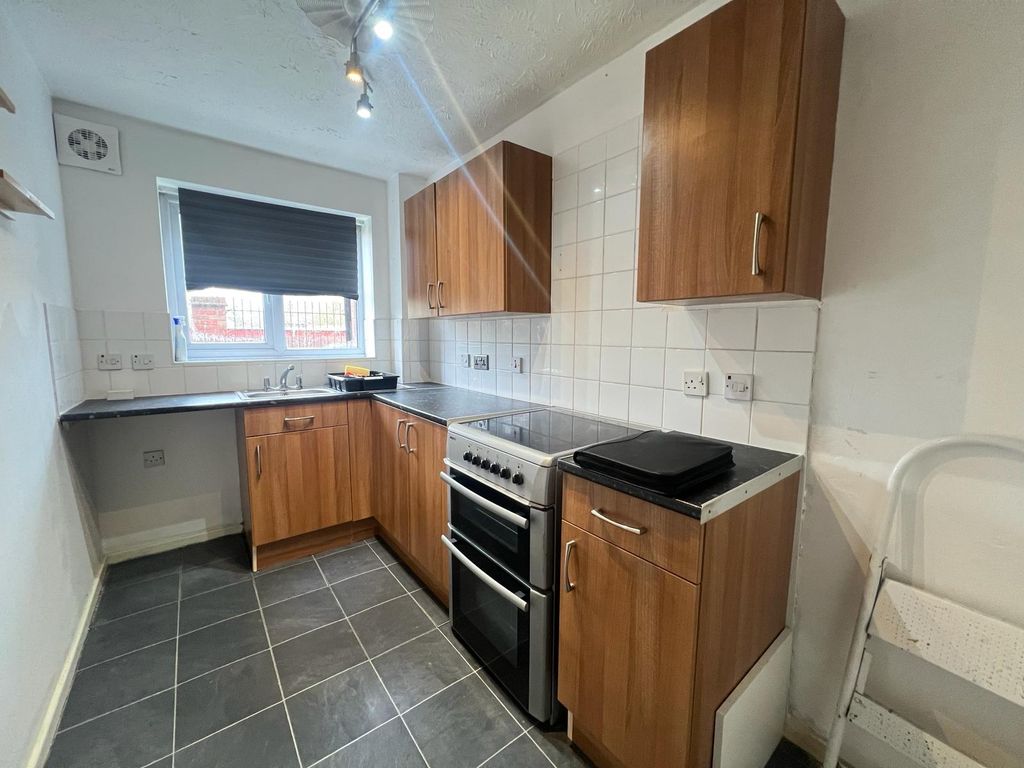 2 bed flat to rent in Weston Drive, Bradley, Bilston WV14, £825 pcm