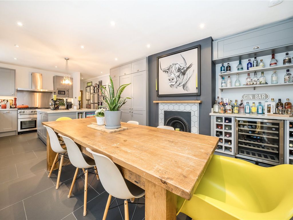 3 bed flat for sale in Valley Road, London SW16, £700,000