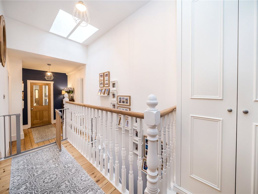 3 bed flat for sale in Valley Road, London SW16, £700,000