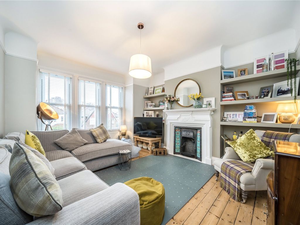 3 bed flat for sale in Valley Road, London SW16, £700,000