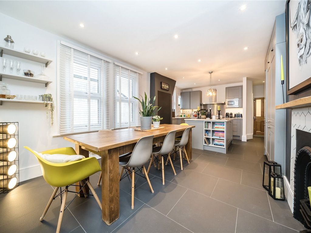 3 bed flat for sale in Valley Road, London SW16, £700,000