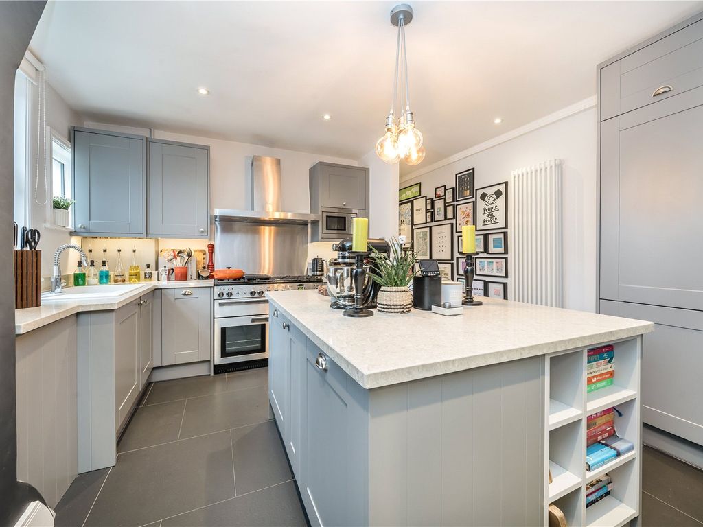 3 bed flat for sale in Valley Road, London SW16, £700,000