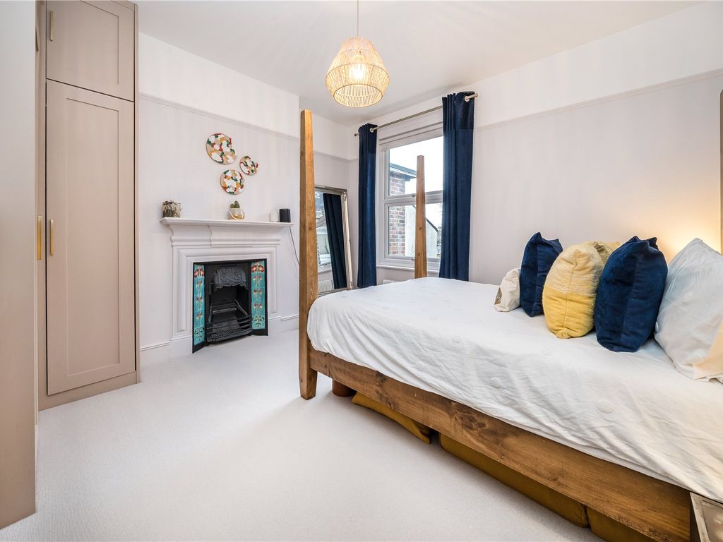 3 bed flat for sale in Valley Road, London SW16, £700,000