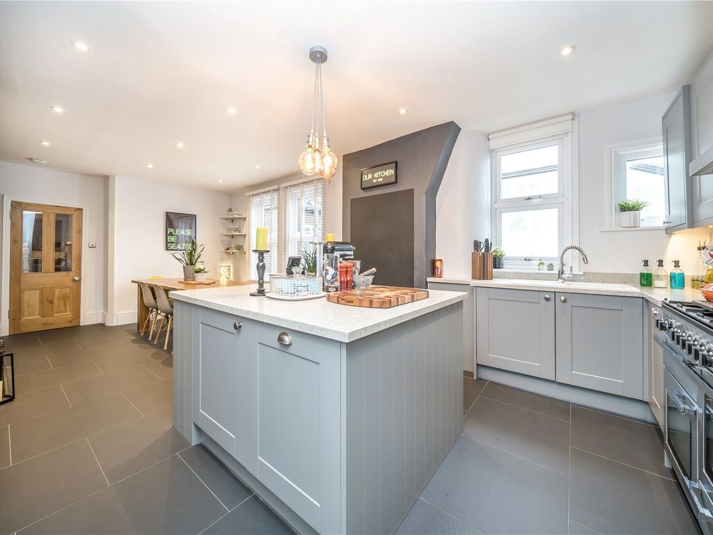 3 bed flat for sale in Valley Road, London SW16, £700,000