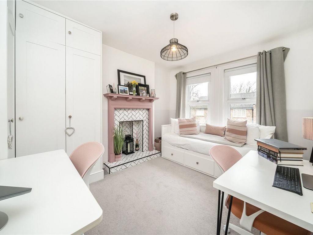 3 bed flat for sale in Valley Road, London SW16, £700,000