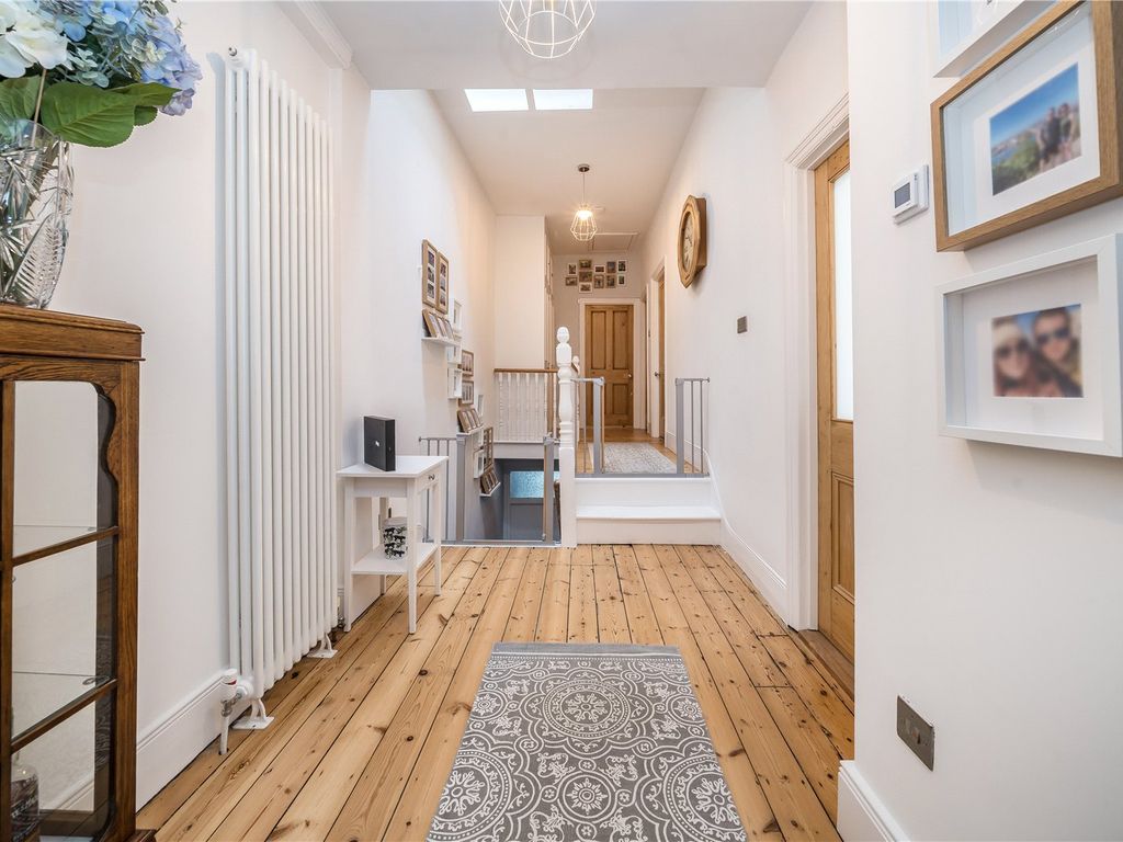 3 bed flat for sale in Valley Road, London SW16, £700,000