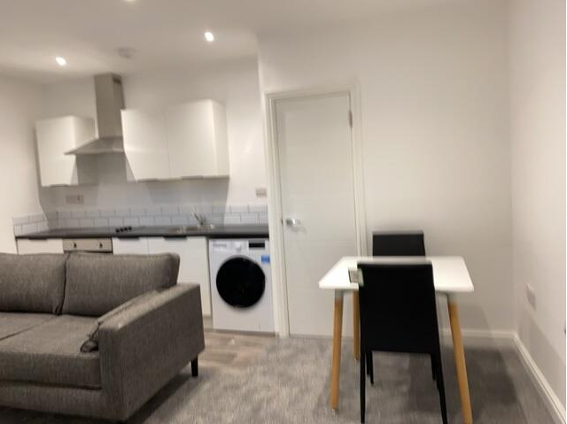 2 bed flat to rent in Eldon Place, Bradford BD1, £725 pcm