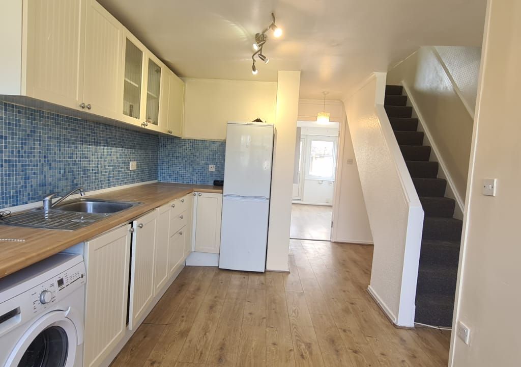 3 bed flat to rent in Belvoir Close, London SE9, £1,990 pcm