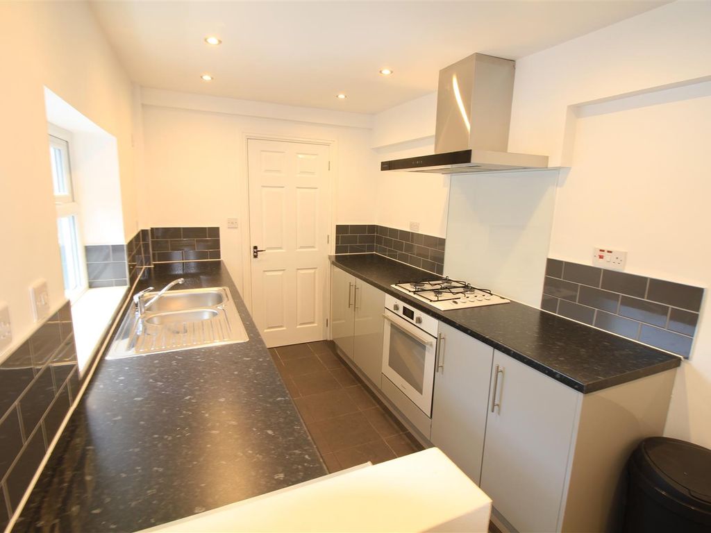3 bed flat to rent in Loscoe Road, Nottingham NG5, £975 pcm