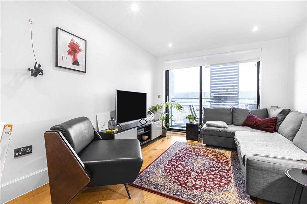 1 bed flat for sale in Bow Common Lane, London E3, £300,000