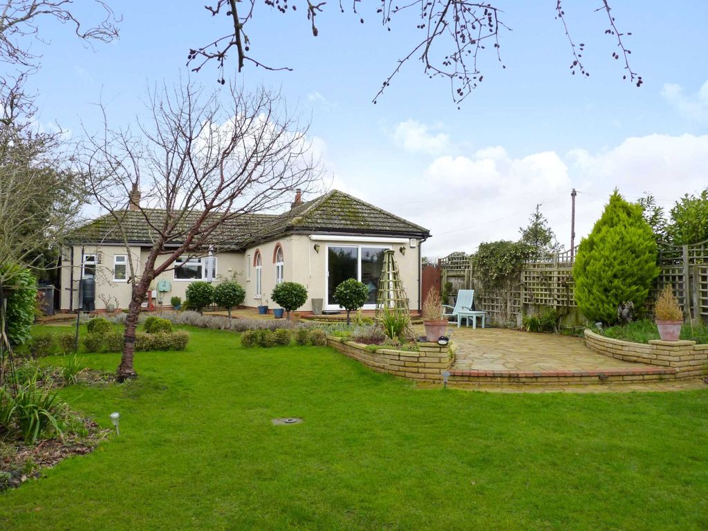 3 bed detached bungalow for sale in Roxton Road, Great Barford MK44, £535,000