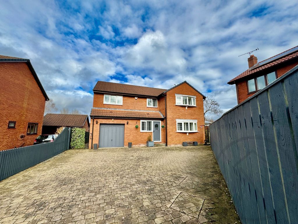 5 bed detached house for sale in Menville Close, School Aycliffe DL5, £400,000