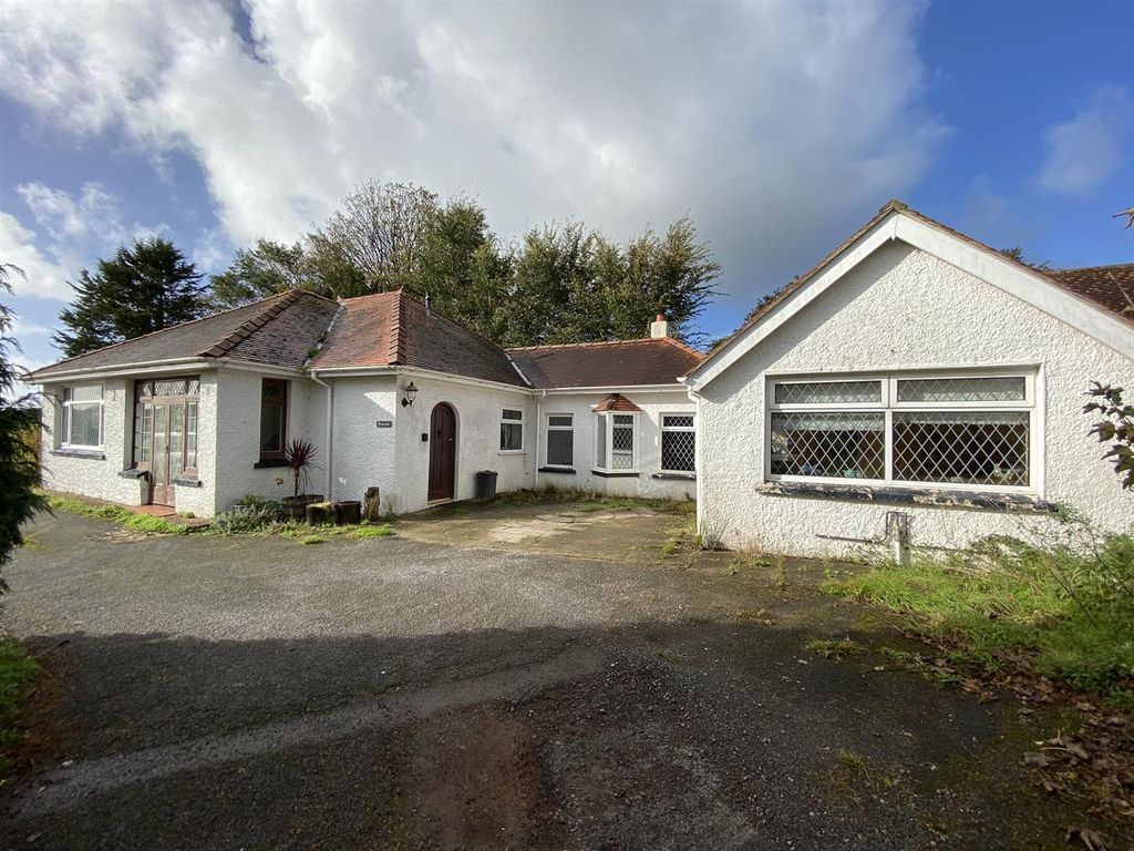3 bed detached bungalow for sale in The Links, Burry Port SA16, £275,000