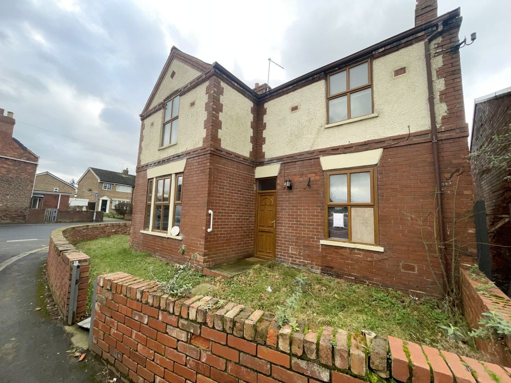3 bed detached house for sale in Silver Street, Stainforth, Doncaster DN7, £90,000