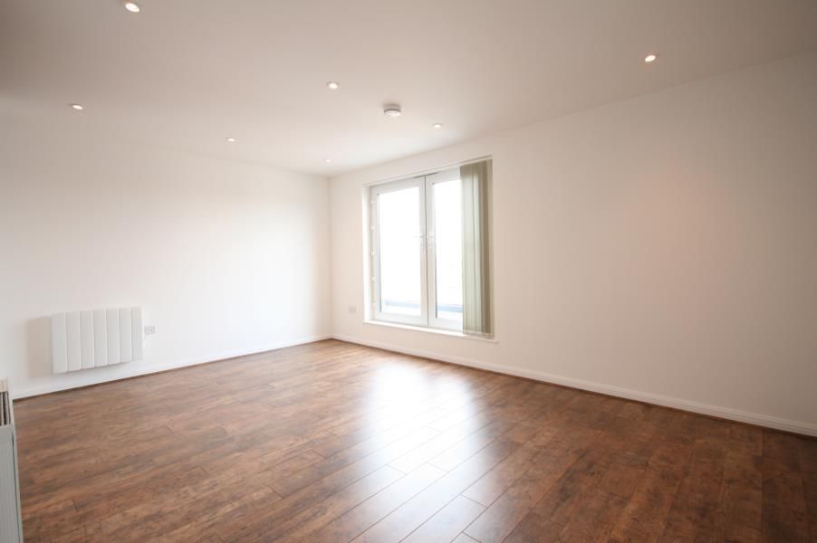 1 bed flat to rent in Stoke Road, Slough SL2, £1,200 pcm