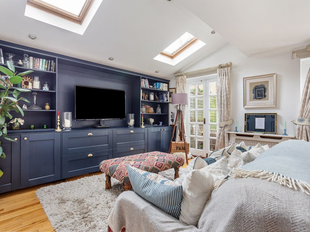 2 bed flat for sale in Cromford Road, London SW18, £850,000