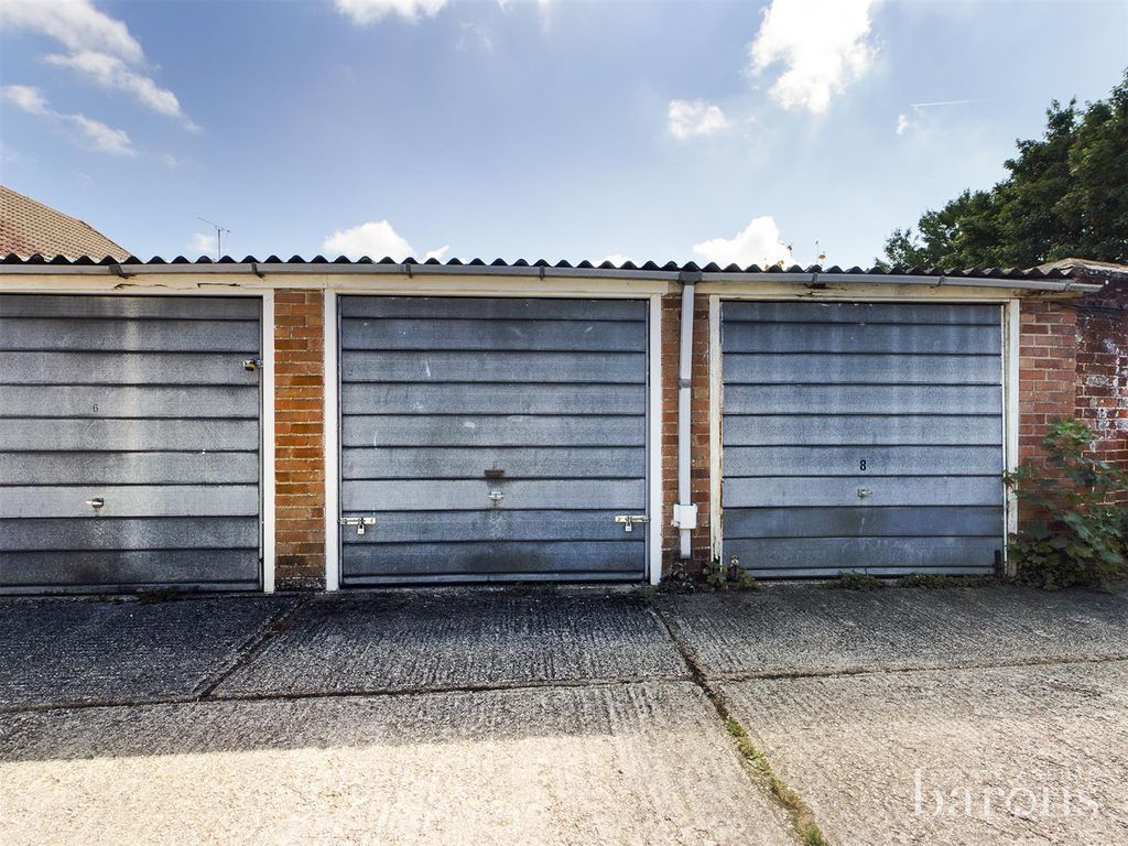 2 bed terraced house for sale in Gordon Close, Basingstoke RG21, £250,000