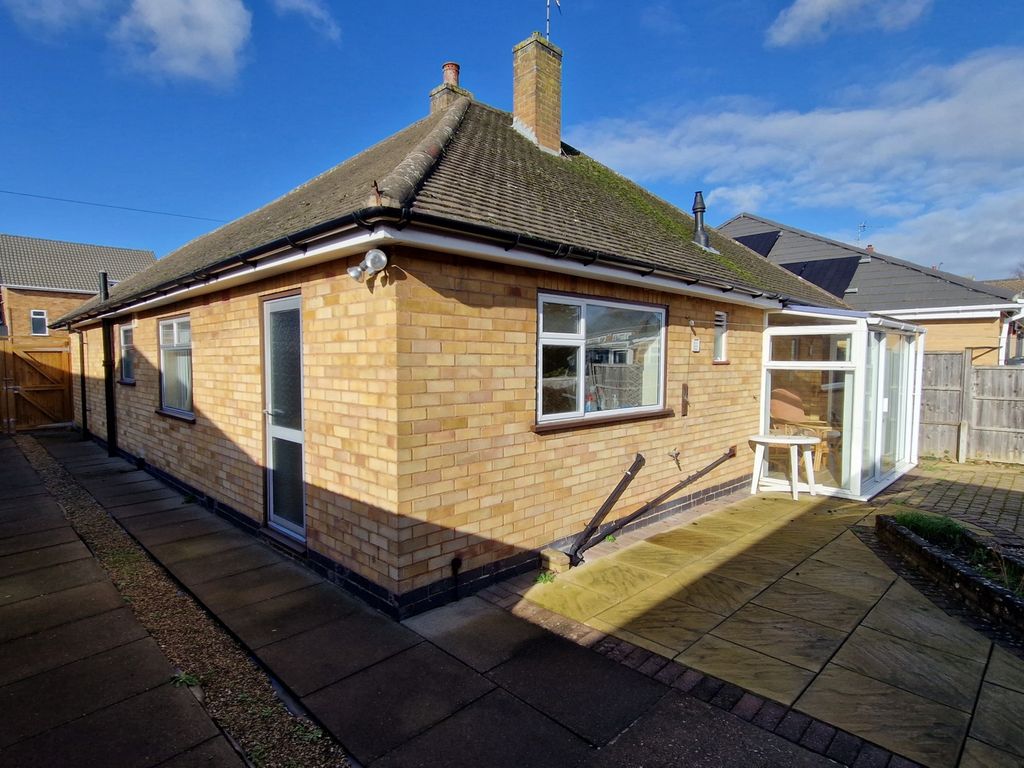 2 bed bungalow for sale in Lyngate Avenue, Birstall LE4, £285,000