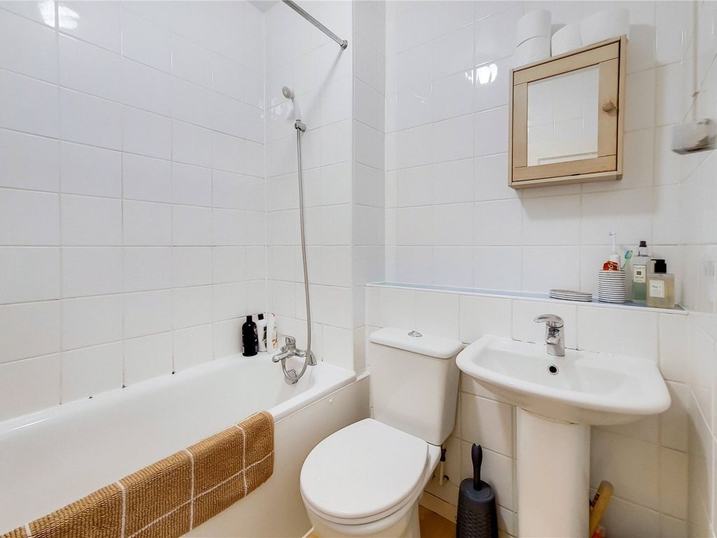 1 bed flat to rent in Taybridge Road, Clapham Common SW11, £1,900 pcm