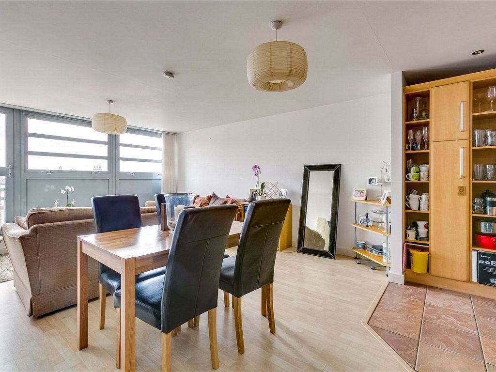 2 bed flat for sale in Balham Hill, Clapham South, London SW12, £550,000