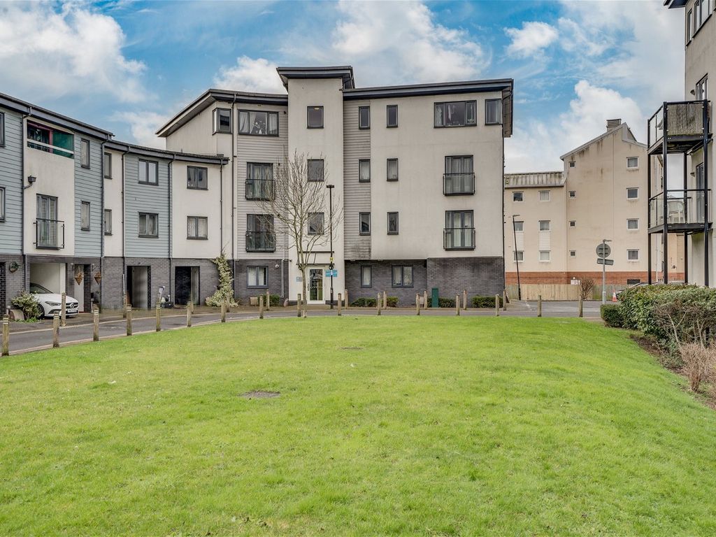 2 bed flat for sale in The Compass, Southampton SO14, £220,000