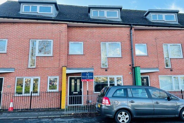 3 bed property to rent in High Street, Newcastle ST5, £950 pcm