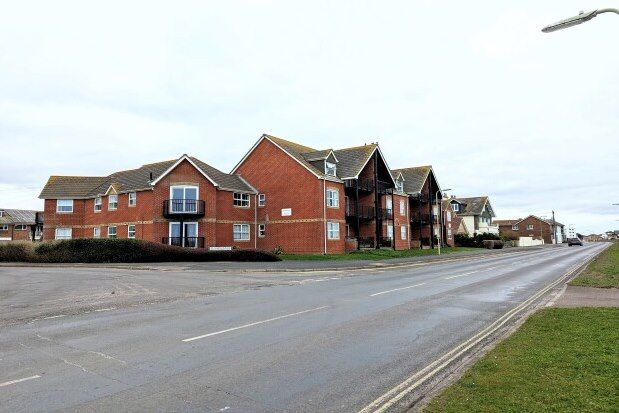 2 bed flat to rent in St. Andrews Road, Hayling Island PO11, £1,200 pcm