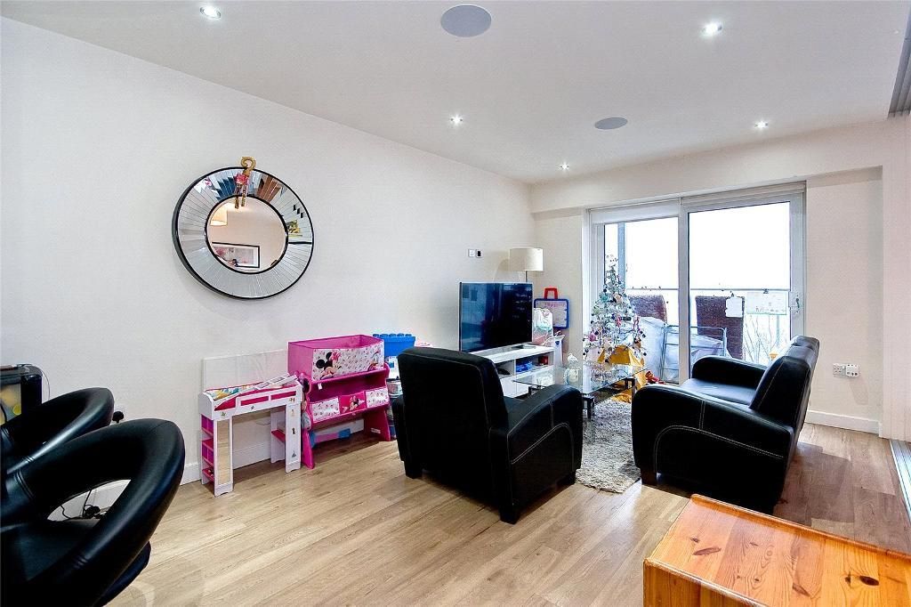 1 bed flat for sale in East Drive, Beaufort Park, Colindale, London NW9, £297,500