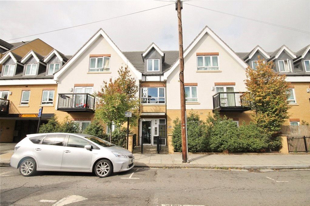 2 bed flat to rent in Featherstone Road, Southall UB2, £1,900 pcm