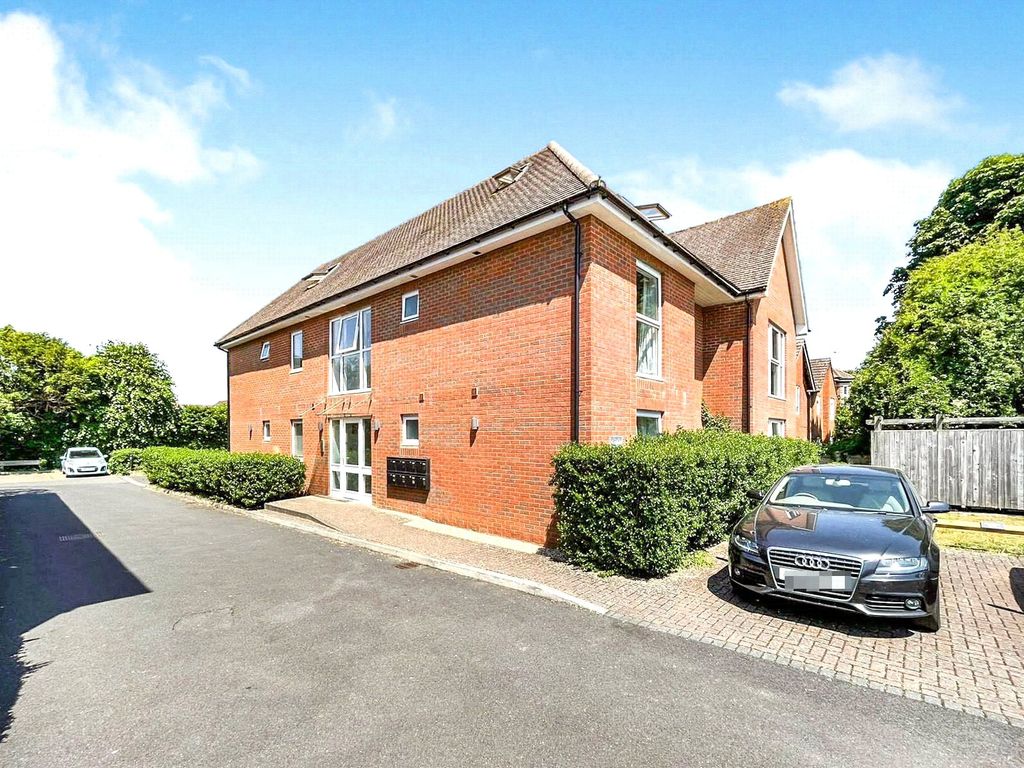 2 bed flat to rent in Flat 1, Mayfield House, Craven Road, Newbury, Berkshire RG14, £1,200 pcm