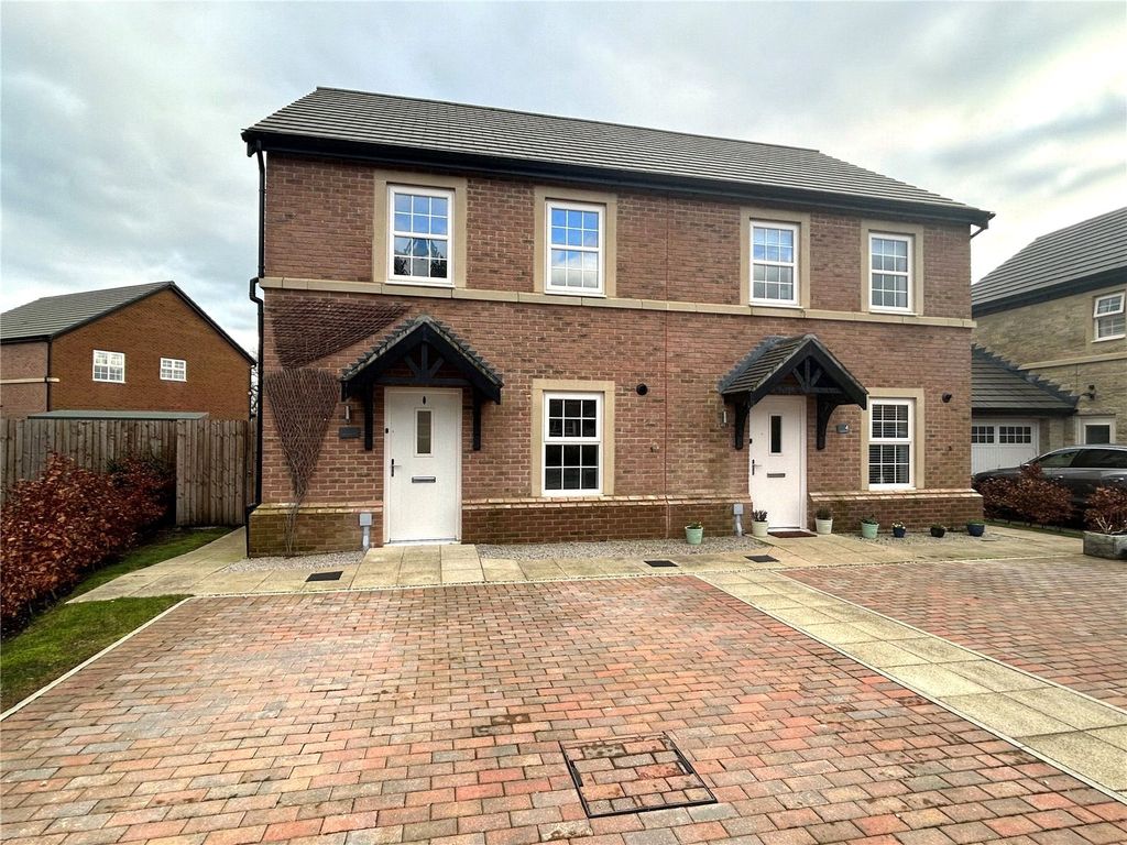 3 bed semi-detached house for sale in Meadow Drive, Bowgreave, Preston, Lancashire PR3, £140,000