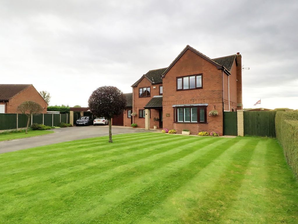 4 bed detached house for sale in Lindsey Drive, Crowle DN17, £450,000