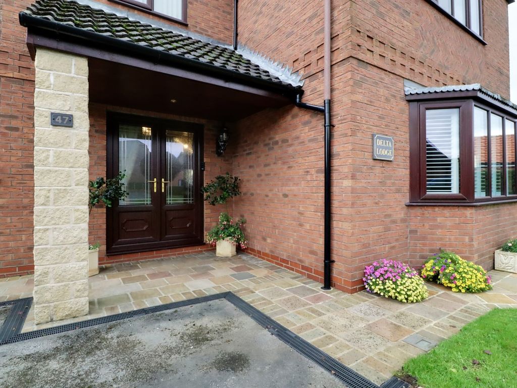 4 bed detached house for sale in Lindsey Drive, Crowle DN17, £450,000