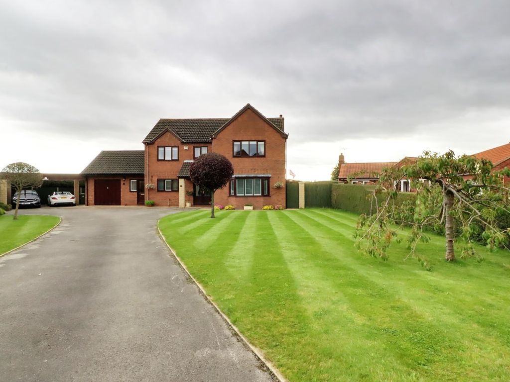 4 bed detached house for sale in Lindsey Drive, Crowle DN17, £450,000