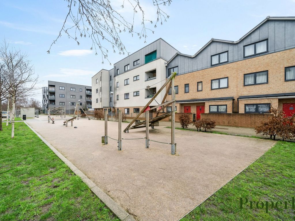3 bed penthouse for sale in Thornbury Way, London E17, £550,000