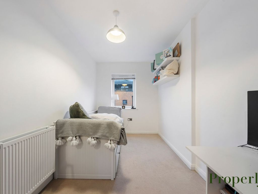 3 bed penthouse for sale in Thornbury Way, London E17, £550,000