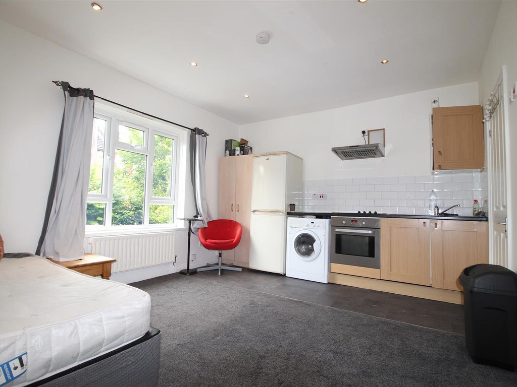 Studio to rent in Chesterfield Road, London E10, £950 pcm