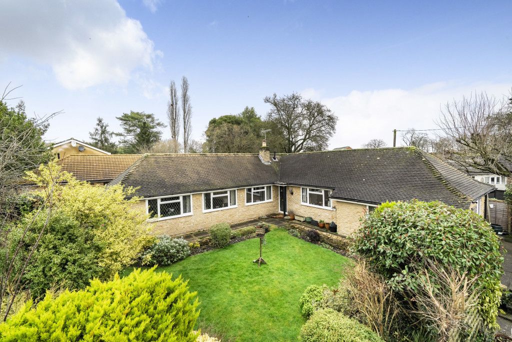 3 bed bungalow for sale in The Hamlet, Gallowstree Common, Reading, Oxfordshire RG4, £600,000