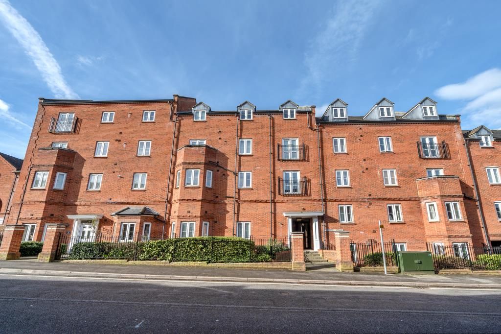 2 bed flat for sale in Banbury, Oxfordshire OX16, £180,000